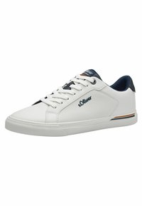 Weiße Ledersneaker mit marineblauen Akzenten, strukturiertem Stoffeinsatz, runder Zehenpartie und kontrastierenden Streifen an der Sohle. Schnürdesign und Logo-Detail.