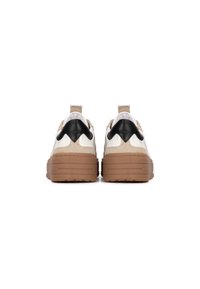 Sneaker mit einem Obermaterial aus beigem Leder und schwarzen Akzenten, einer braunen, dicken Sohle und einem strukturierten Rückendesign mit Ziehlaschen.