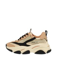 Sneaker leggere con tomaia in mesh beige, dettagli neri e suola chunky color crema. Presentano sovrapposizioni testurizzate e un'unica linguetta sul tallone.