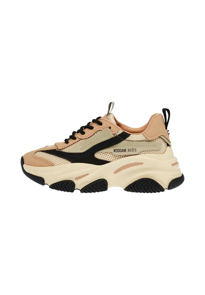 Sneaker leggere con tomaia in mesh beige, dettagli neri e suola chunky color crema. Presentano sovrapposizioni testurizzate e un'unica linguetta sul tallone.