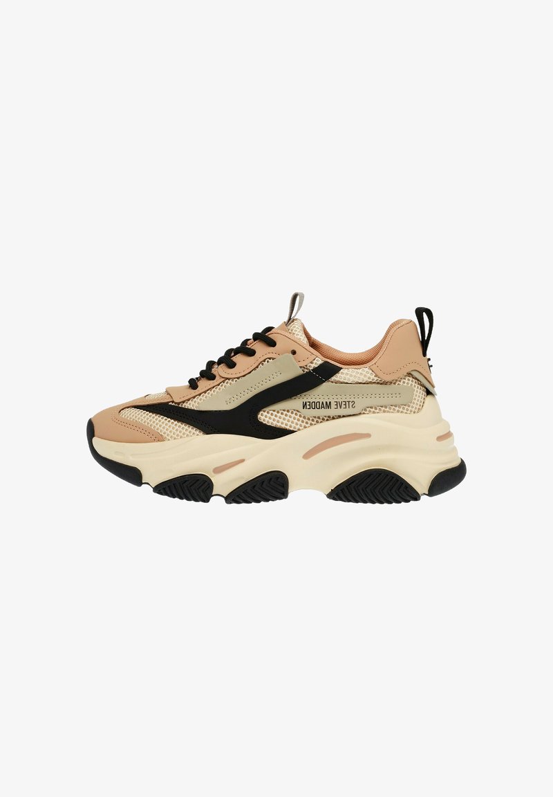 Sneaker leggere con tomaia in mesh beige, dettagli neri e suola chunky color crema. Presentano sovrapposizioni testurizzate e un'unica linguetta sul tallone.