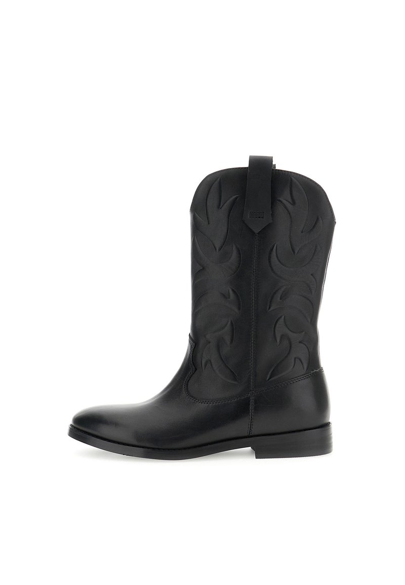 Bota vaquera de cuero negro con costuras decorativas elevadas, puntera puntiaguda y una pestaña en la parte trasera. Diseño elegante con suela plana y un acabado ligeramente brillante.
