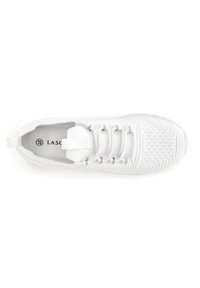 Witte sneaker met een ademende mesh bovenzijde, gestructureerde patronen, elastische veters en een trekloop aan de hiel voor gemakkelijk aan- en uittrekken.