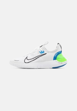 Biały but do biegania Nike z czarnym znakiem Swoosh, niebieskimi i zielonymi akcentami na pięcie oraz białą podeszwą z elastycznymi rowkami.