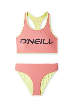 Ensemble bikini rose comprenant un haut avec un dos nageur comportant un imprimé logo noir, et un bas assorti avec des accents jaunes clairs. Tissu lisse et extensible.