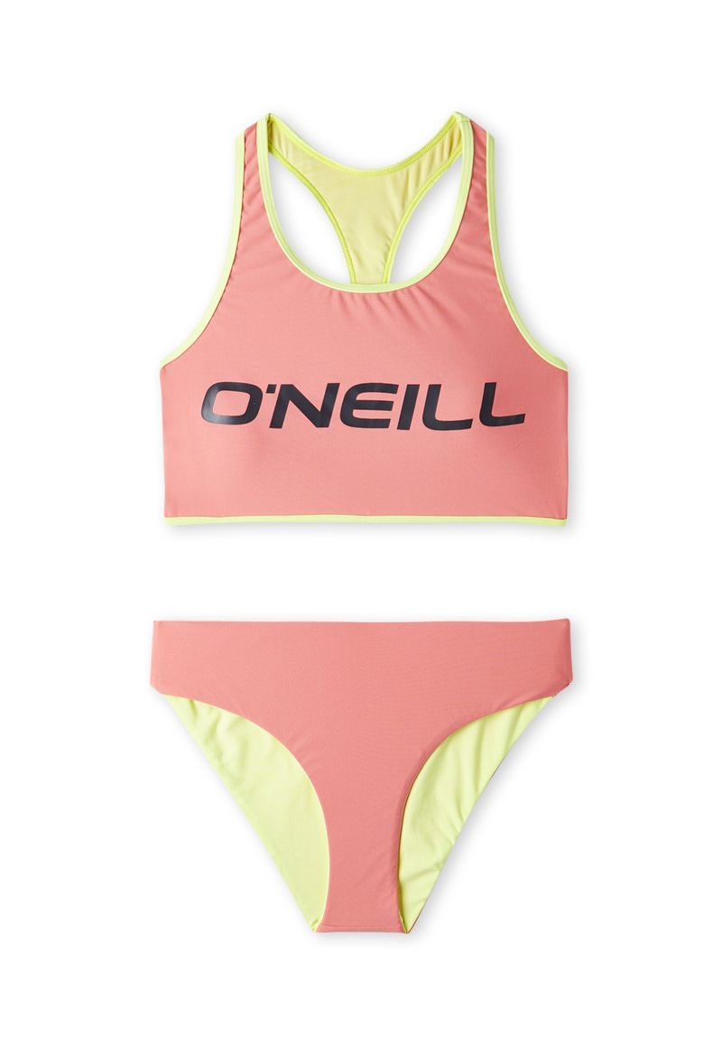 Roze bikini set met een racerback top en zwart logo print, en bijpassende onderkant met lichtgele accenten. Glad, rekbaar materiaal.