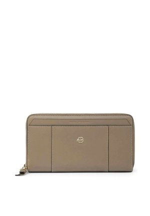 Cartera de cuero beige con cremallera que rodea todo el perímetro, con un pequeño logo metálico en el frente y diseño de paneles cosidos.