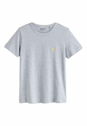 Šviesiai pilka trumpomis rankovėmis marškinėliai, pagaminti iš minkštos medžiagos, suapvalintu iškirpte ir mažuoju geltonu siuvinėtu akcentu su žodžiu „Oui“.