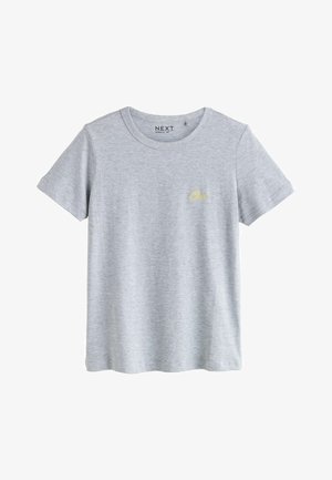 Tricou cu mânecă scurtă, de culoare gri deschis, realizat dintr-un material moale, cu decolteu rotund și un mic accent brodat galben cu cuvântul "Oui".