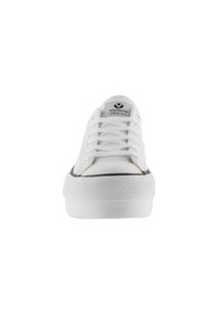 Vita kanvas sneakers med gummisula, rund tå och snörningsstängning. Har en logotag på tungan och detaljerad struktur på sulan.