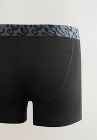 Juodos bokserių kelnaitės su pilku juosteliu, dekoruotu juodais leopardų raštais. Lygi tekstūra ir prigludęs dizainas.