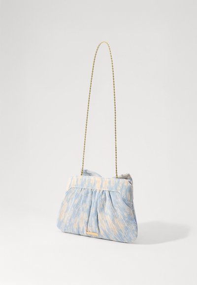 Ljusblå tygväska med subtila gula ränder, plisserad design och ett guld kedjehandtag. Har en platt topp och inget synligt hårdvara.