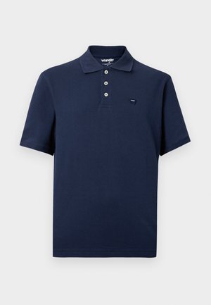 Dunkelblaues Polohemd aus Baumwolle, mit einer Knopfleiste mit drei Knöpfen und einem kleinen Logo auf der Brust. Kurzarm-Design.