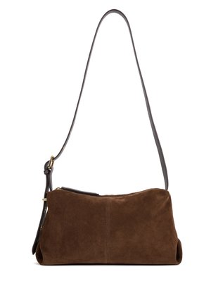 Sac à épaule en daim marron avec une longue sangle fine en cuir foncé et une fermeture éclair, présenté sur un fond blanc.