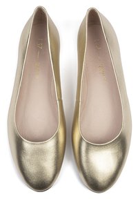 Bailarinas de piel dorada con punta redondeada y lados cortos. Acabado metálico suave con un diseño minimalista y sin herrajes visibles.