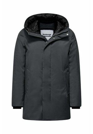 Cappotto imbottito grigio scuro con cappuccio, caratterizzato da un'esterno liscio, rivestimento interno trapuntato e chiusure a scatto frontali. Presenti tasche laterali.