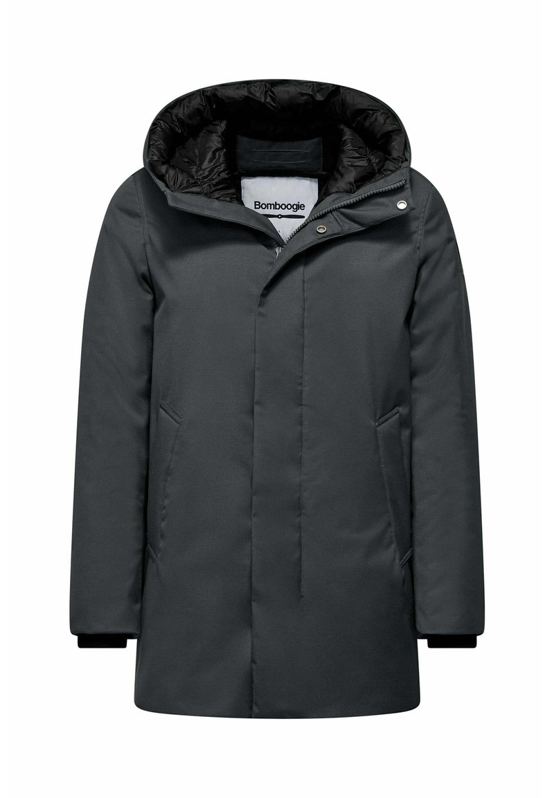 Cappotto imbottito grigio scuro con cappuccio, caratterizzato da un'esterno liscio, rivestimento interno trapuntato e chiusure a scatto frontali. Presenti tasche laterali.