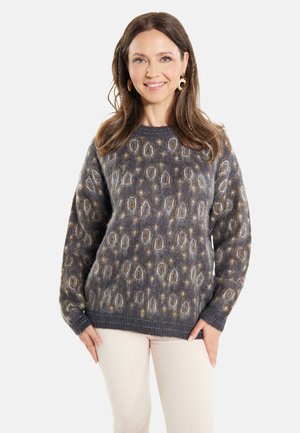 Pulover gri cu model, având un guler rotund, mâneci lungi și un tricot moale, texturat, cu accente contrastante de aur și bej.