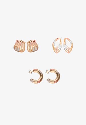 Három pár fülbevaló: bal felső arany és ezüst hullám mintás, jobb felső háromszínű csavart karikák, alsó háromszínű szegmenses félkarikák stekkerrel.