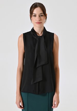 Schwarze ärmellose Bluse mit einer Krawatte-Detail an der Vorderseite, aus glattem Stoff gefertigt. Verfügt über einen hohen Ausschnitt und einen geraden Schnitt.