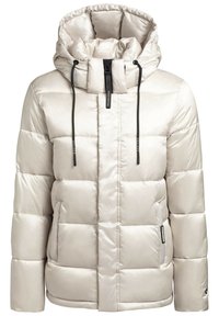 Chaqueta acolchada beige con capucha, que presenta un diseño acolchado, cierre con cremallera y cordones negros. Incluye dos bolsillos laterales y detalle de logo.