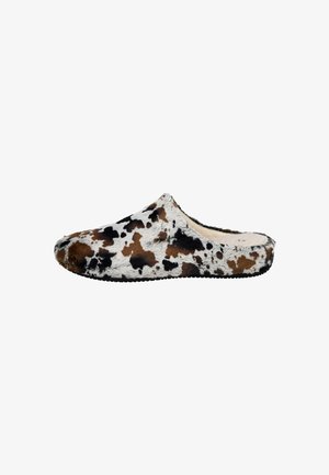 Zapatillas de vaca con textura esponjosa, que presentan tonos de blanco, negro y marrón, con parte trasera abierta y suela duradera.