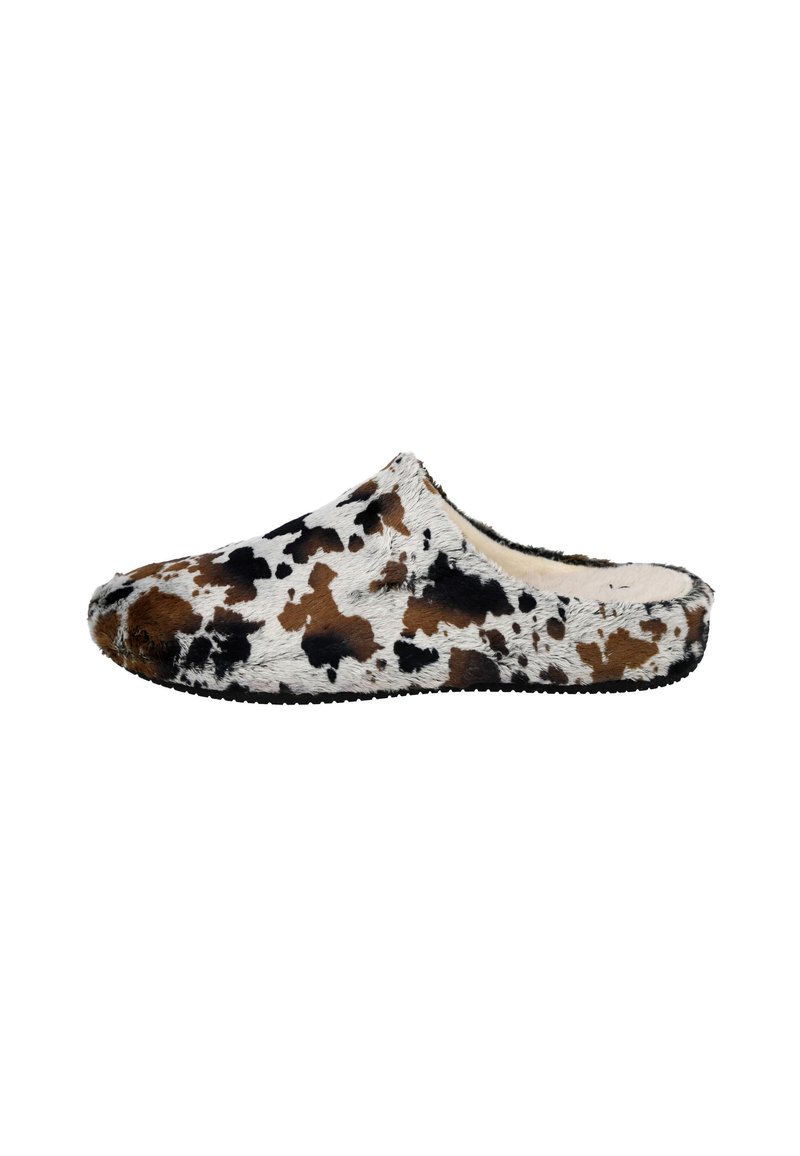 Zapatillas de vaca con textura esponjosa, que presentan tonos de blanco, negro y marrón, con parte trasera abierta y suela duradera.