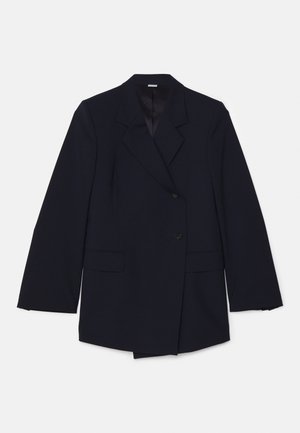 Marineblaues Blazer mit Reverskragen, zwei vorderen Taschen und doppelter Knopfleiste mit einem einzigen Knopfverschluss. Glatte Textur.