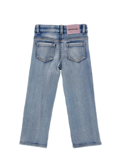 Ανοιχτό μπλε τζιν παντελόνι με δύο πίσω τσέπες, θηλιές για ζώνη και ένα ροζ ετικέτα μάρκας στη μέση.