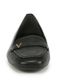Mocassino in pelle nera con finitura testurizzata, punta affusolata e dettaglio in oro sulla cinturino. Suola piatta, design classico.