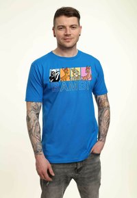 Camiseta de algodón azul con un estampado gráfico que presenta cuatro personajes de dibujos animados y el texto "BAMBI" en letras grandes. Corte estándar, mangas cortas.