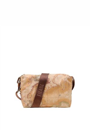 Borsa da viaggio rettangolare beige con stampa di una vecchia mappa del mondo e una larga tracolla marrone etichettata "TRAVEL."