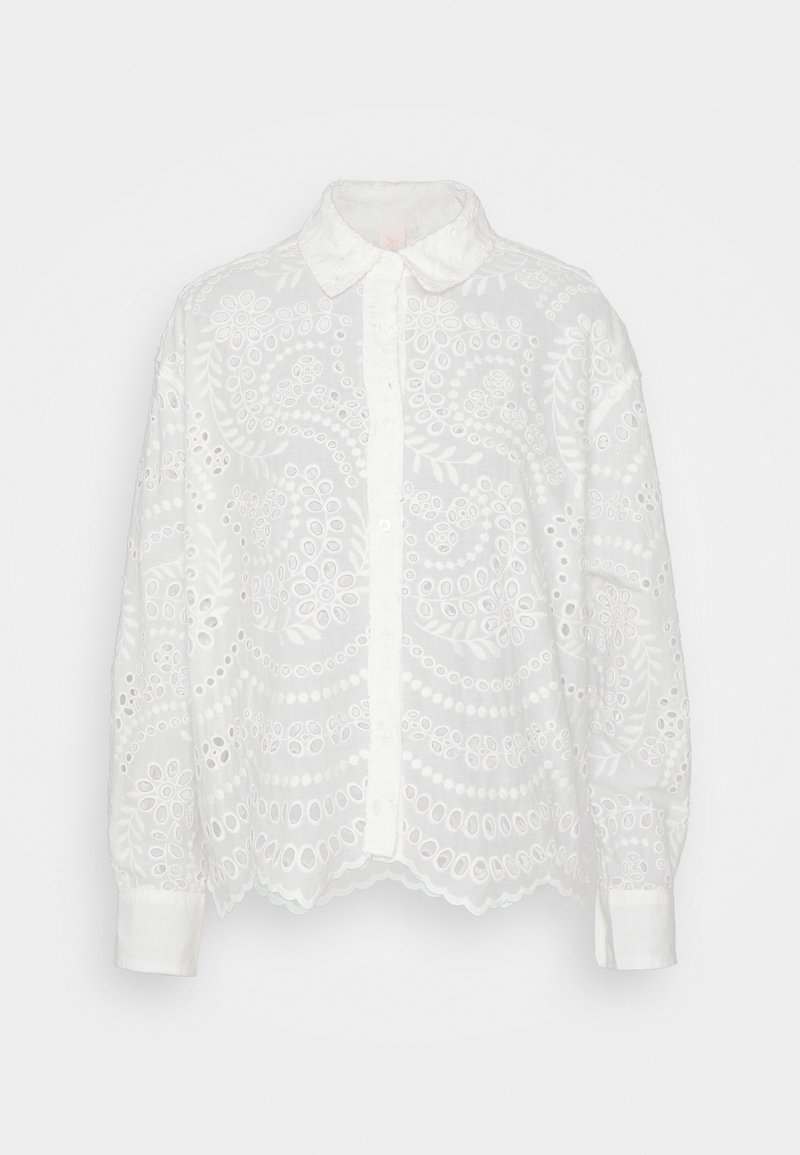 Blouse blanche à manches longues avec broderie florale en œillets, ourlet festonné et col classique.
