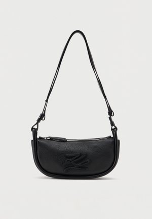 Czarna skórzana torba na ramię o wygiętym kształcie, teksturowanej powierzchni, zamknięciu na zamek błyskawiczny oraz wytłoczonym ozdobnym logo na przodzie.