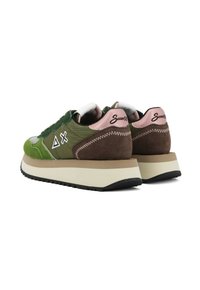 Sneaker in suede verde e marrone con suola a strati, accenti grigi, dettaglio logo bianco e cuciture rosa sul tallone.