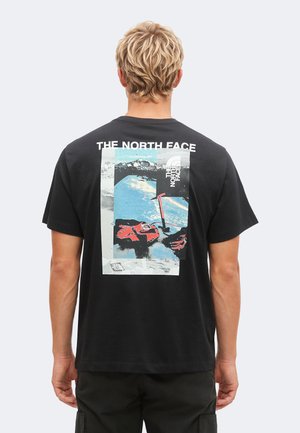 The North Face, APEX 75 COLLAGE RELAXED SHORT SLEEVE TEE GRAPHIC - Camiseta estampada - black