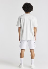 SIKSILK OVERSIZED CHAIN  - Marškinėliai su spaudiniu - snow marl