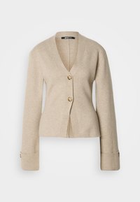Beige V-hals cardigan med lange ermer, to skjellknapper foran og knapper på ermene, vist mot hvit bakgrunn.