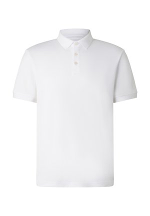 Λευκό πόλο μπλουζάκι με κοντά μανίκια, τρία κουμπιά και κλασικό γιακά, εμφανίζεται πάνω σε λευκό φόντο.