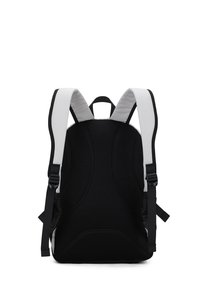Zaino ergonomico nero e grigio con retro in rete imbottita, spallacci regolabili e tasche laterali. Presenta una finitura liscia e strutturata.