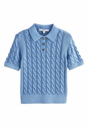 Svetlomodré krátky rukáv pletené polo s vzormi prameňov a tromi hnedými gombíkmi na prednej ceste.