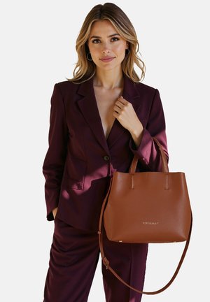 Borsa a spalla in pelle marrone con texture a granuli, dotata di manici corti e di una tracolla rimovibile. Logo stampato sul davanti.