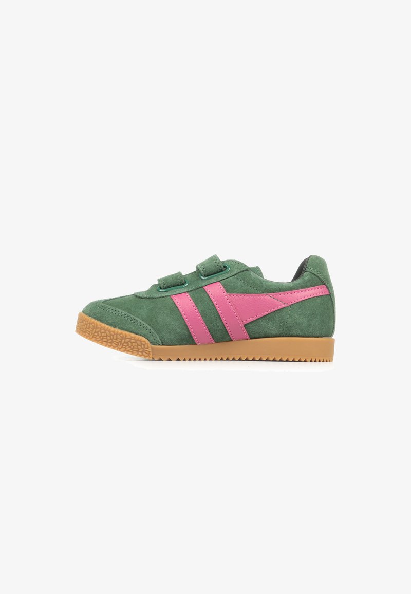 Sneaker verde in suede con accenti sintetici rosa, dotato di due cinturini con chiusura a velcro e una suola in gomma naturale con un motivo testurizzato.