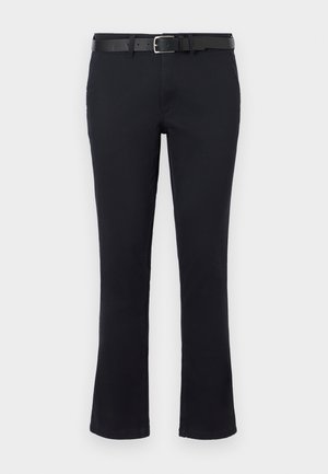 Crne hlače od pamuka s dodatkom sintetike, ravnog kroja, s ravnim prednjim dijelom, petljama za remen i crnim kožnim remenom. Glatka tekstura bez vidljivih uzoraka.