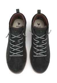 Zapatos de ante negros con cordones, superficie texturizada, cordones grises en contraste y un collar acolchado marrón, con un logo circular en la plantilla.
