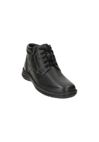 Bota de tobillo de cuero negro con punta redonda, detalles de costura y cordones en la parte delantera. Textura suave con un acabado liso.