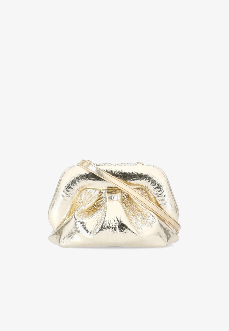 Sac à main en or métallisé avec un design plissé, doté d'une bandoulière unique et d'une texture lisse et brillante avec un détail plissé à l'avant.