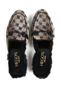 Mokasyny w brązowo-beżowym aksamicie z czarnym wzorem kwiatowym, z czarnym łańcuszkiem i miękkim czarnym futerkiem wewnątrz.