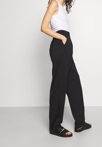 Filippa K Spodnie materiałowe