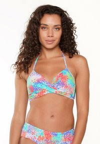 Kleurrijke tweedelige bikini met een wikkeldesign. De stof heeft een levendig koraal- en aquapatroon. Verstelbare halterbandjes.